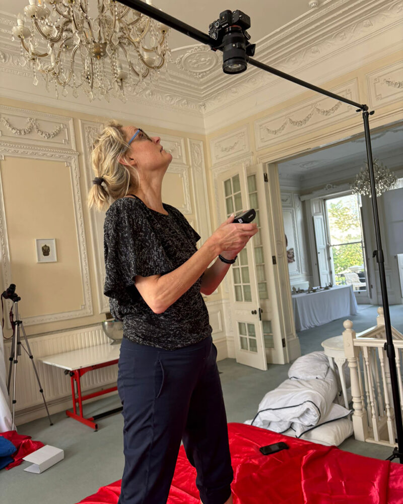 Photographer Mi Elfverson setting up for her immersive photo performance
